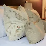 The Old Coach House بيت ضيافة 5*