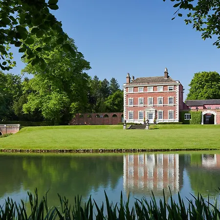 The Old Coach House 게스트하우스 리펀